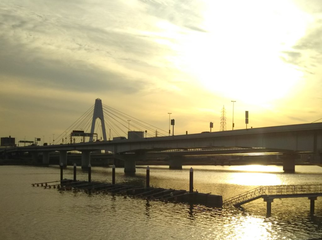 多摩川に架かる大師橋。せき不動産からも歩いて行かれます。