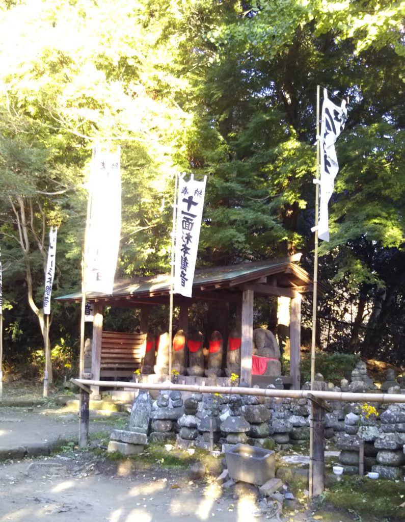 鎌倉の杉本寺の六地蔵。赤い前垂れ。