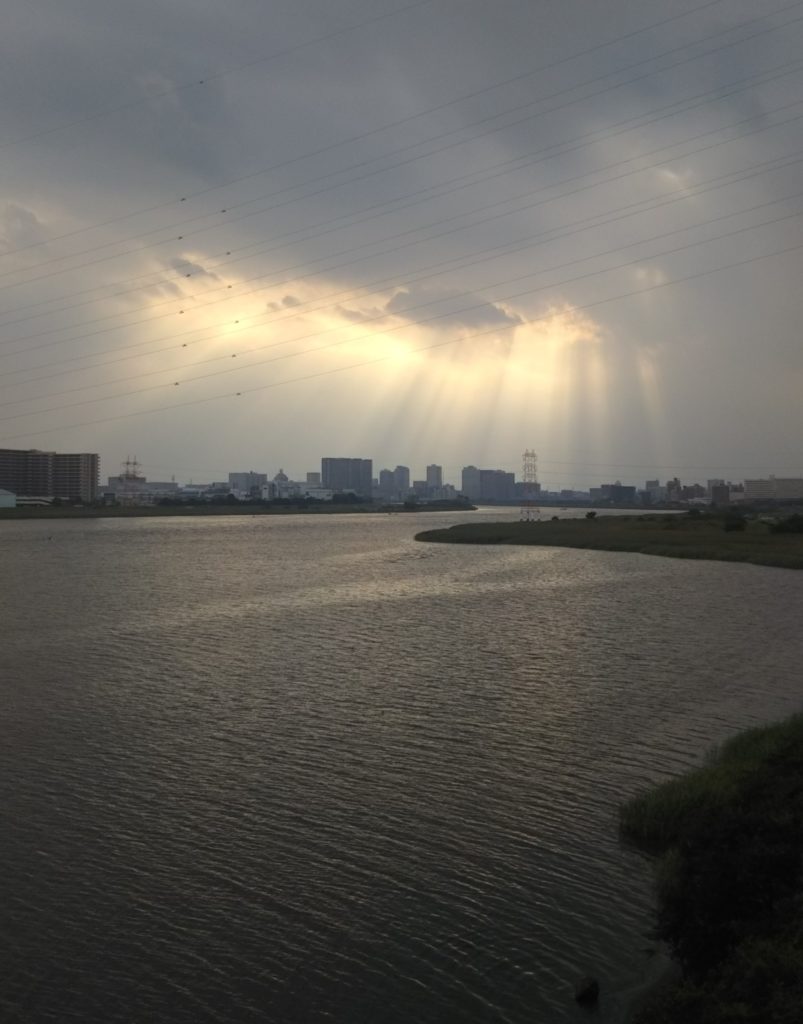 多摩川に架かる大師橋からの風景。天国からの光みたいです。