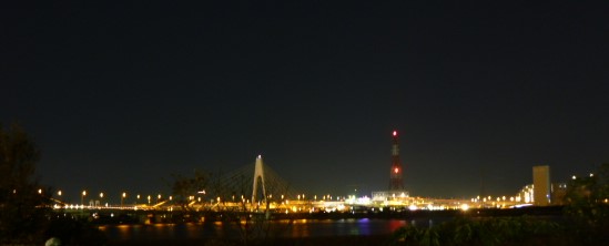 多摩川に架かる大師橋。向こう側は川崎です。