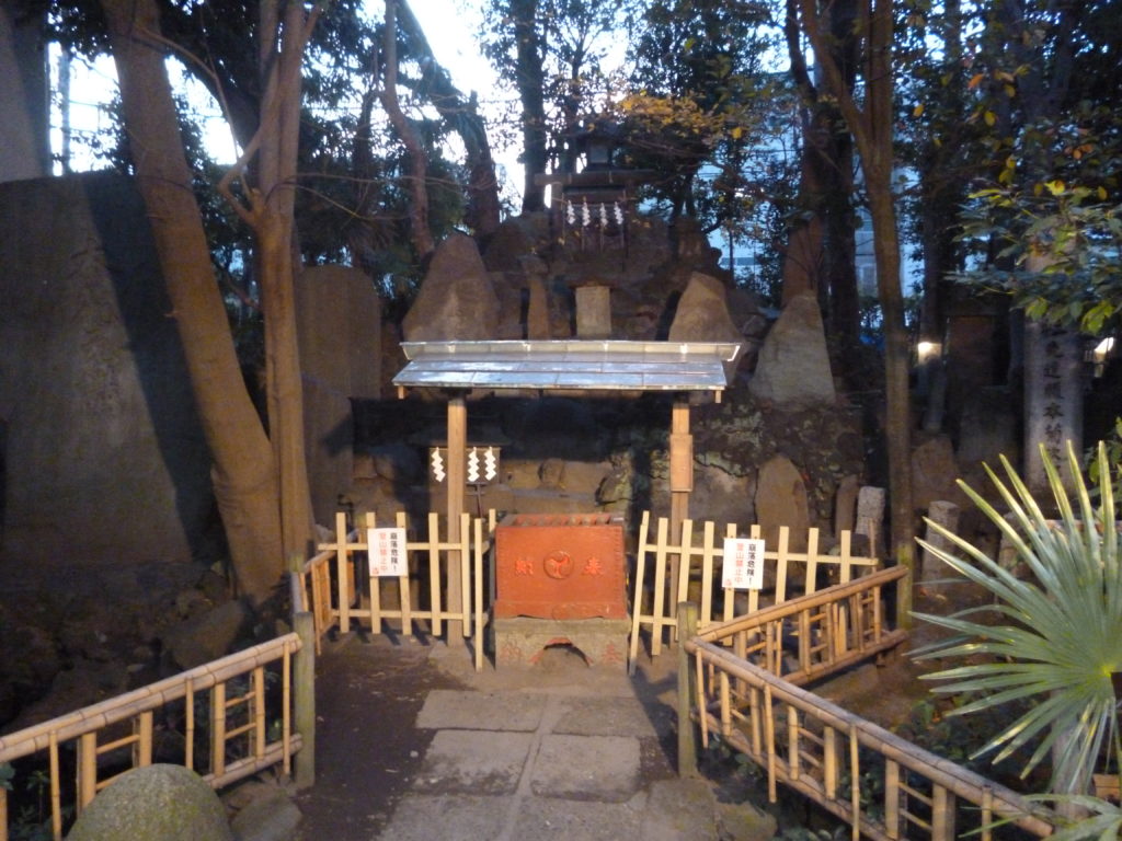 羽田神社境内の羽田富士のふもとです。今は登ることができません。