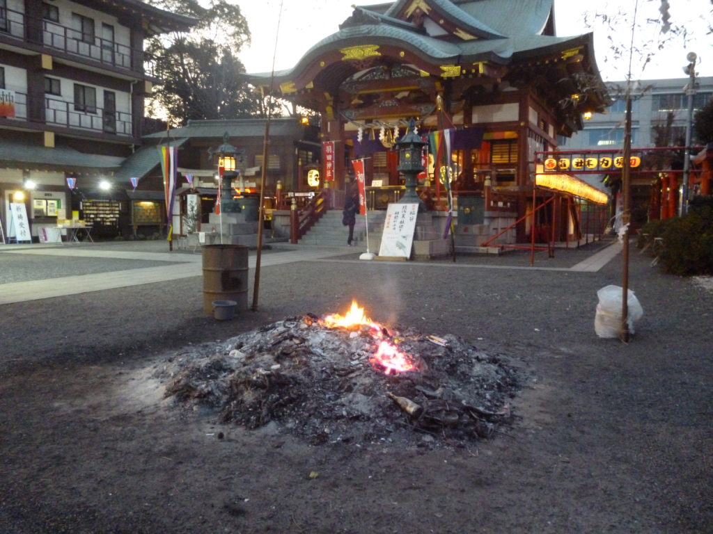 羽田神社で古いお札のお焚き上げをしていました。
