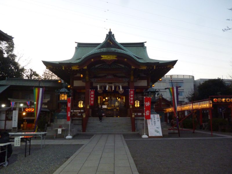 羽田神社の社殿です。きらびやかな色をしています。