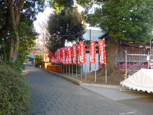 穴守稲荷神社です。赤い幟がたくさんあります。
