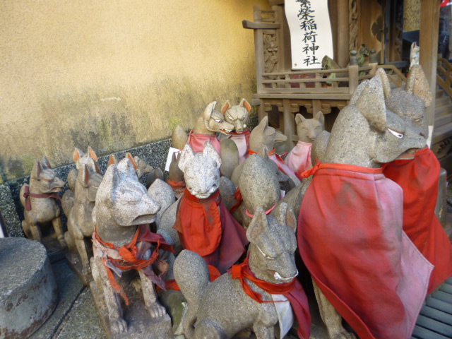 穴守稲荷神社の狐さんたちも集められていました。