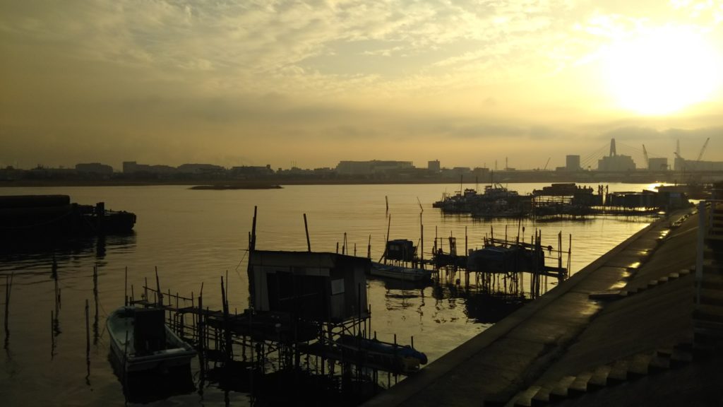 多摩川の河口近く、羽田の夕日です。