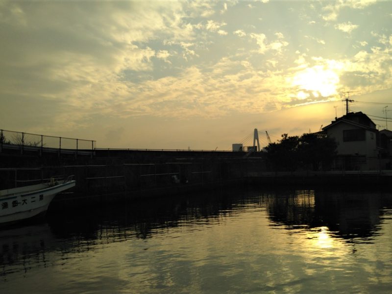 多摩川の河口近くの羽田第一水門の船溜まりです。