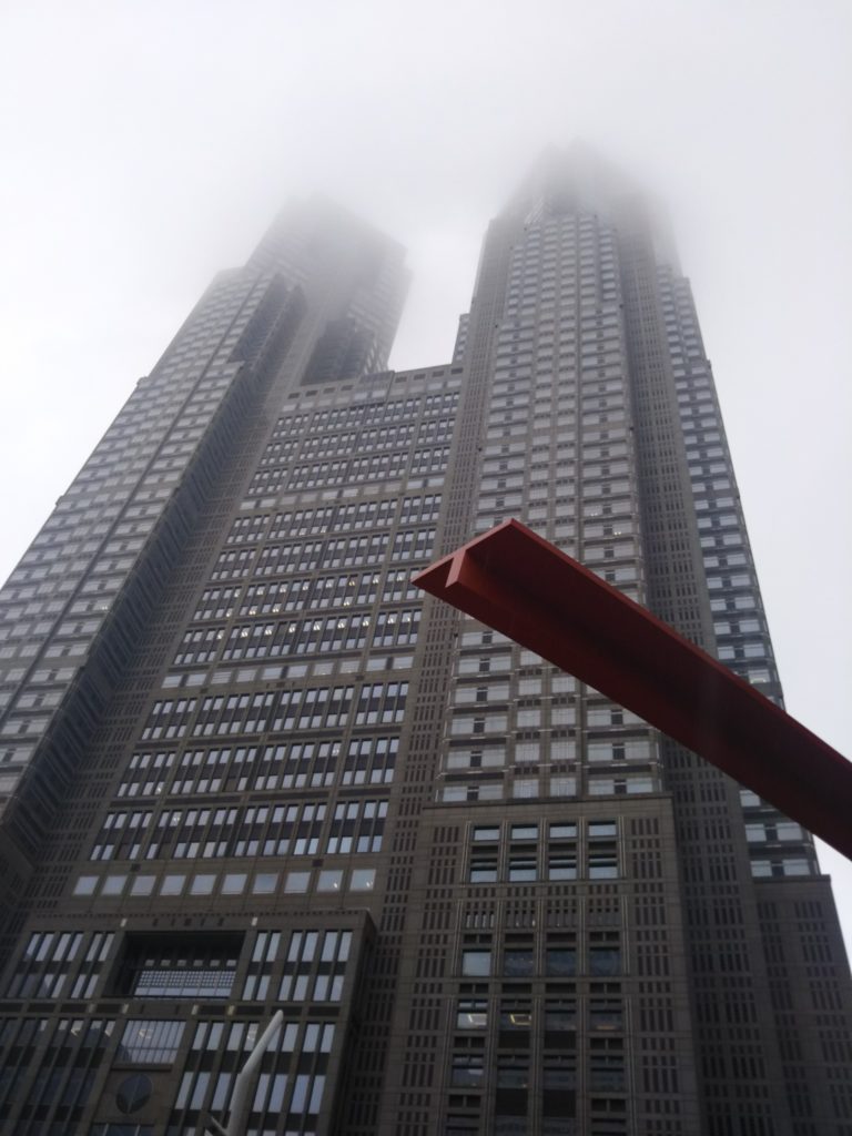 霧の中の東京都庁です。