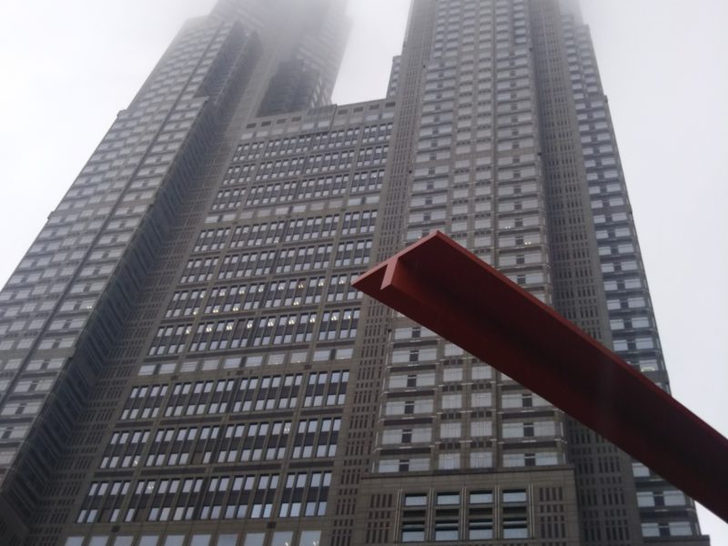 霧の中の東京都庁です。