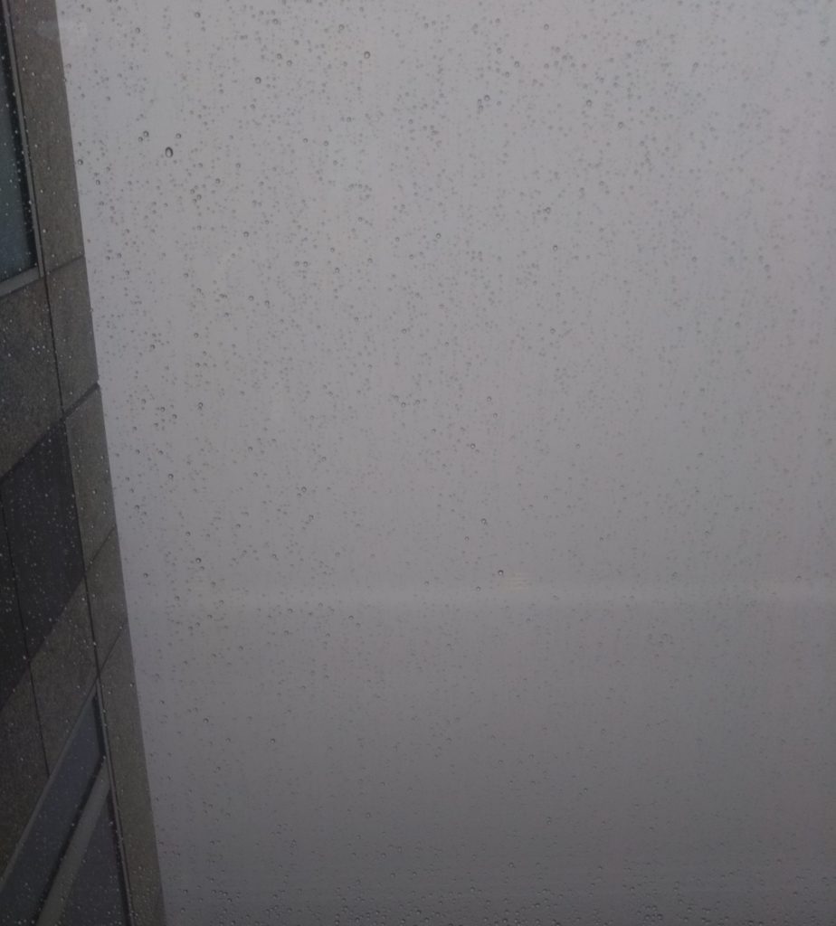 東京都庁の窓の外が霧の中で真っ白な様子です。