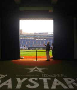 横浜スタジアムのグランドが見える出入り口です。