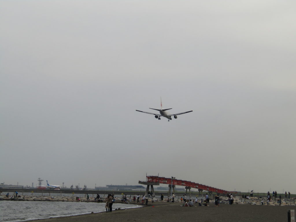 羽田空港に着陸しようとしている飛行機です。