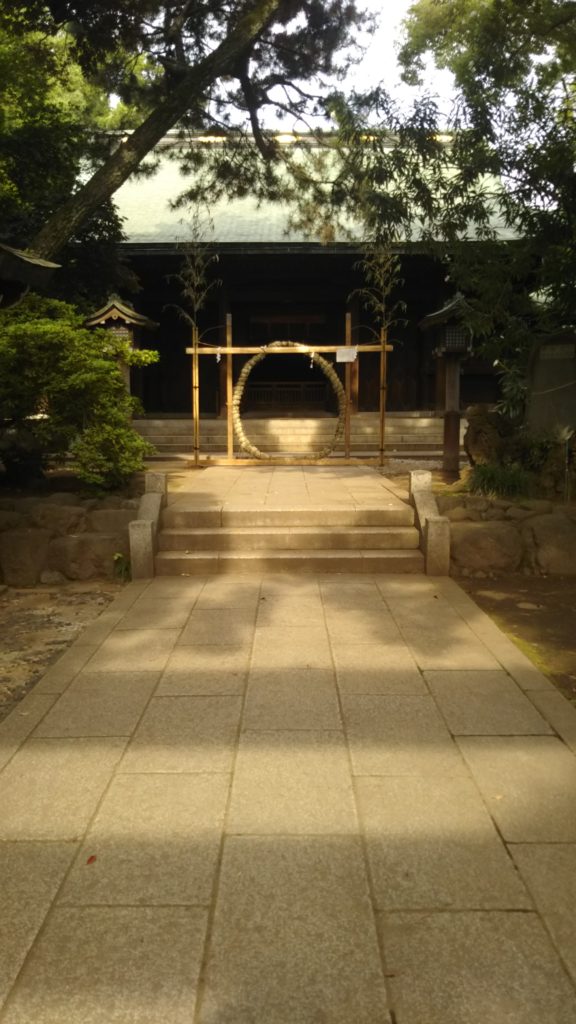 神社の本殿の前の茅の輪です。