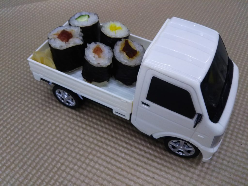 スズキの軽トラに乗ったお寿司です。
