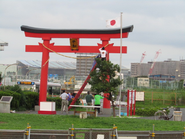 羽田神社例大祭のお神輿が出発する鳥居です。