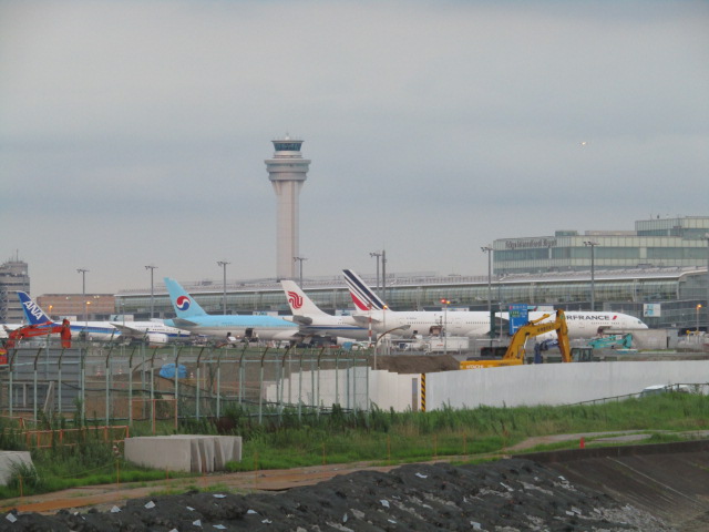 弁天橋から見た羽田空港と飛行機です。
