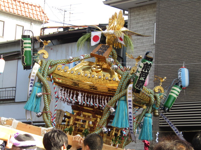 羽田神社例大祭独特の「ヨコタ」です。