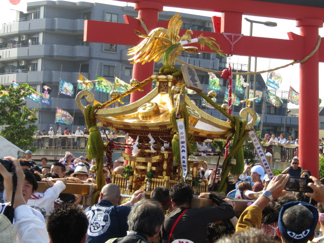 羽田神社例大祭で出発しようとしているお神輿です。