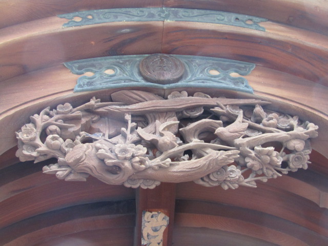 大田区大森南の浦守稲荷神社の彫り物の梅に鶯です。