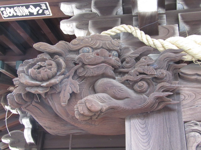 大田区大森南の浦守稲荷神社の彫り物の牡丹を咥えた獅子です。