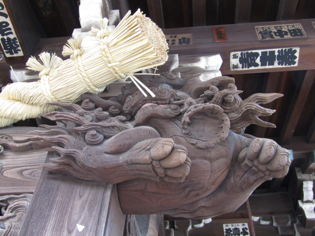大田区大森南の浦守稲荷神社の彫り物の、玉を持った獅子です。