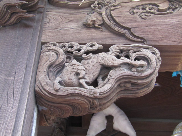 大田区大森南の浦守稲荷神社の彫り物の麒麟です。