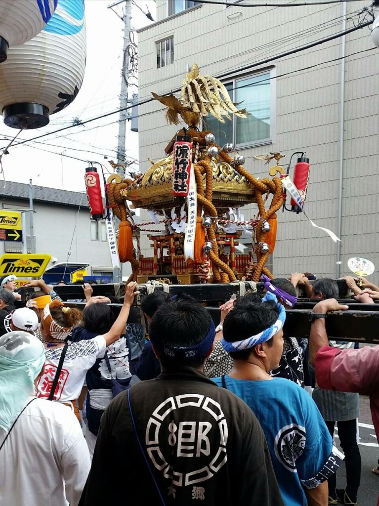 浜竹神社のお神輿が観音堂商店会に来た時の様子です。