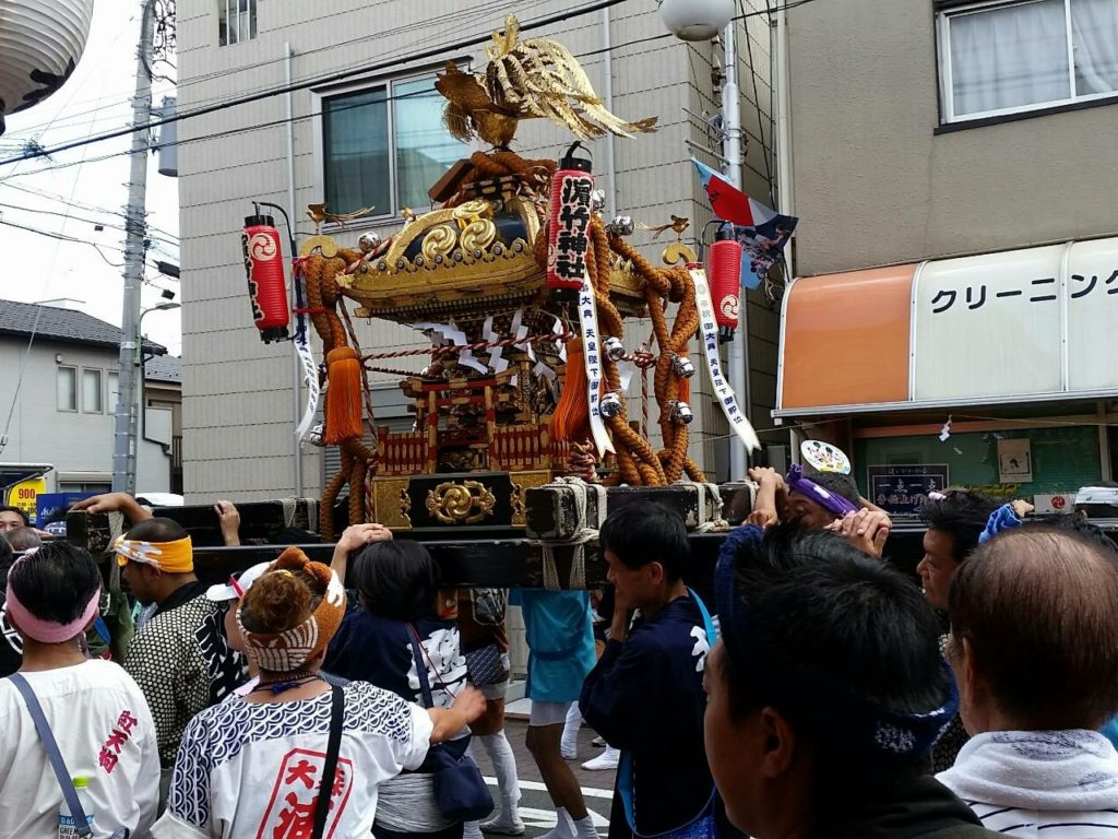 観音堂商店会を渡る、浜竹神社のお神輿です。