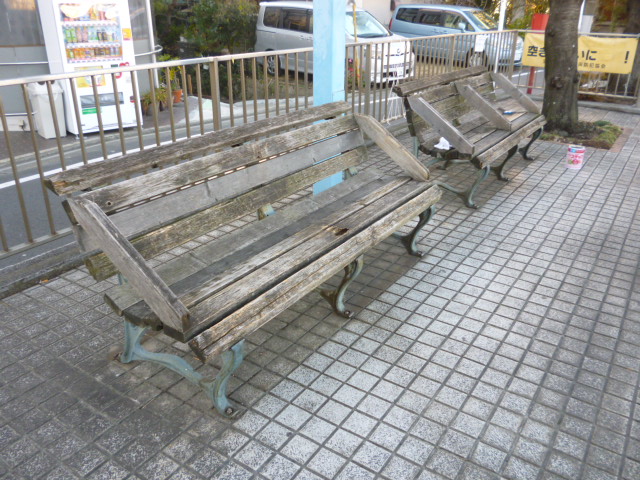 大田区海老取川近くのベンチです。