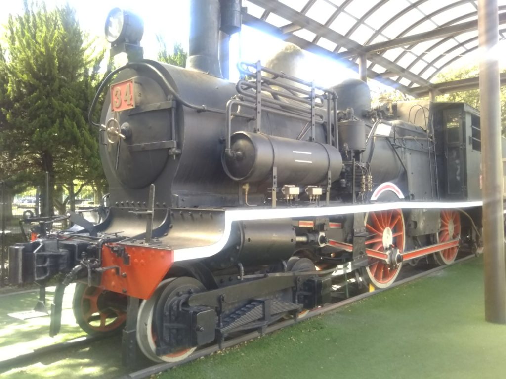 萩中公園内のガラクタ公園の蒸気機関車です。
