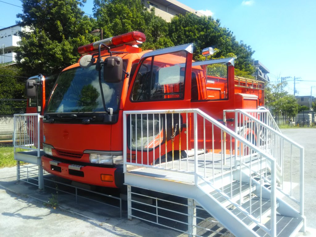 萩中公園内のガラクタ公園の消防車です。