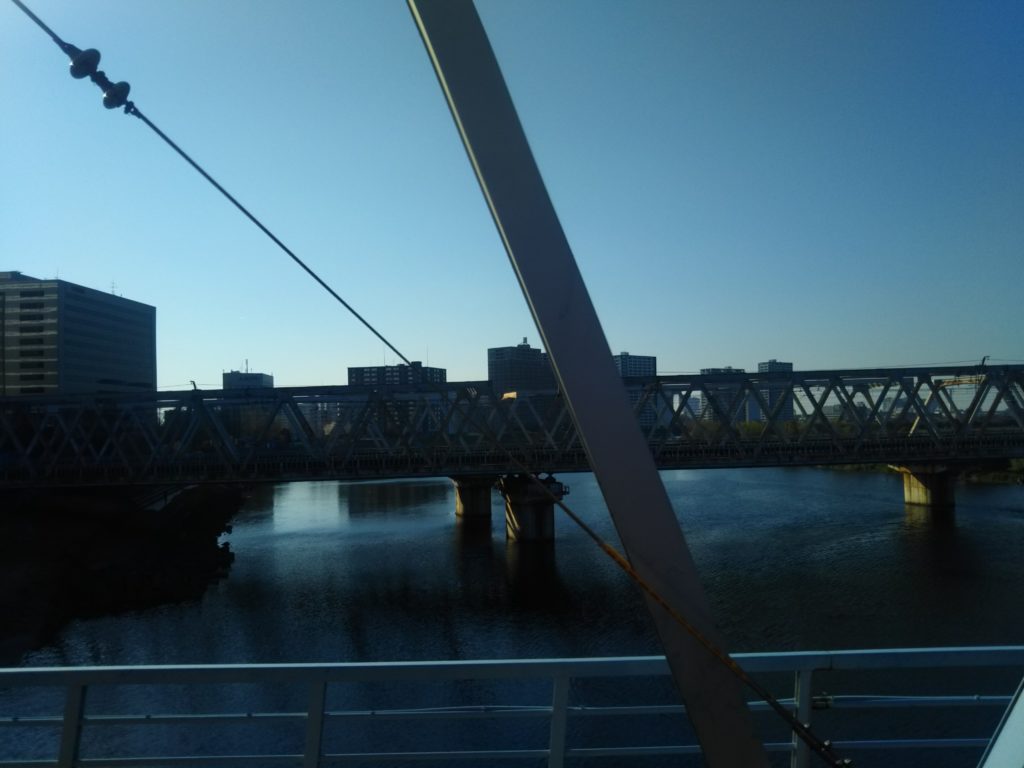 多摩川を渡る京浜急行の車窓の風景です。