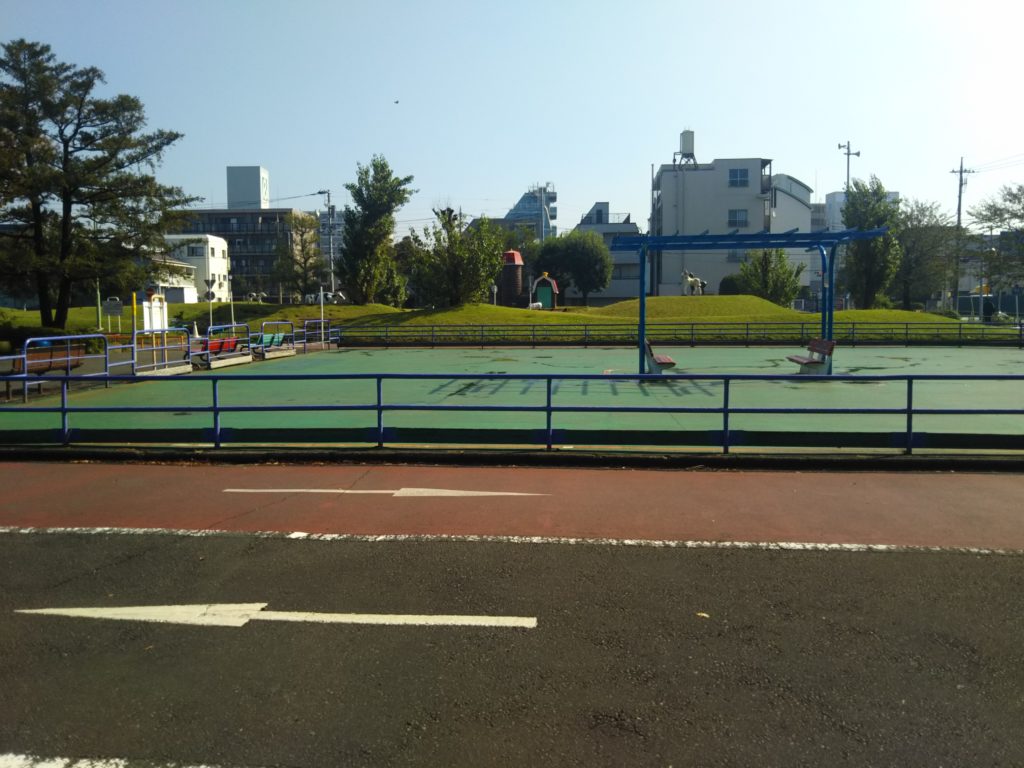 萩中公園の中の交通公園のローラースケート場です。