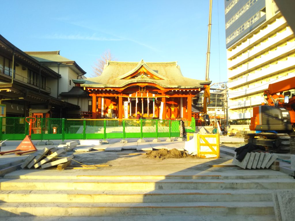 本殿を工事中の穴守稲荷神社です。