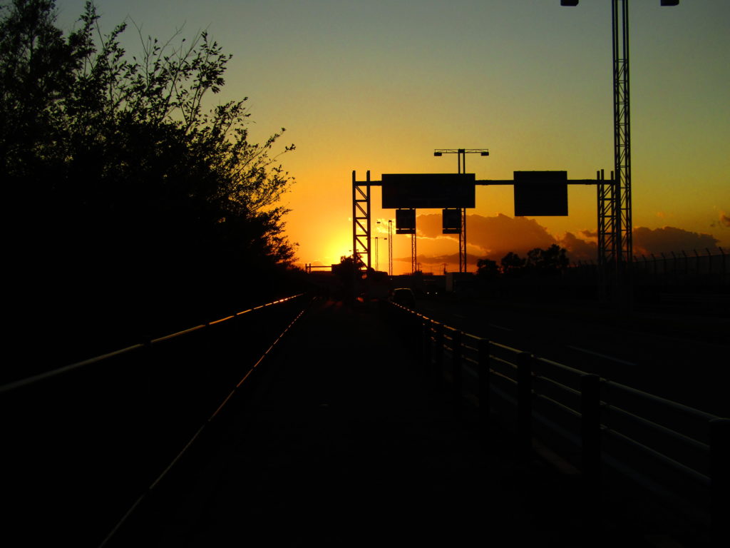 羽田空港の敷地内から見た夕日です。