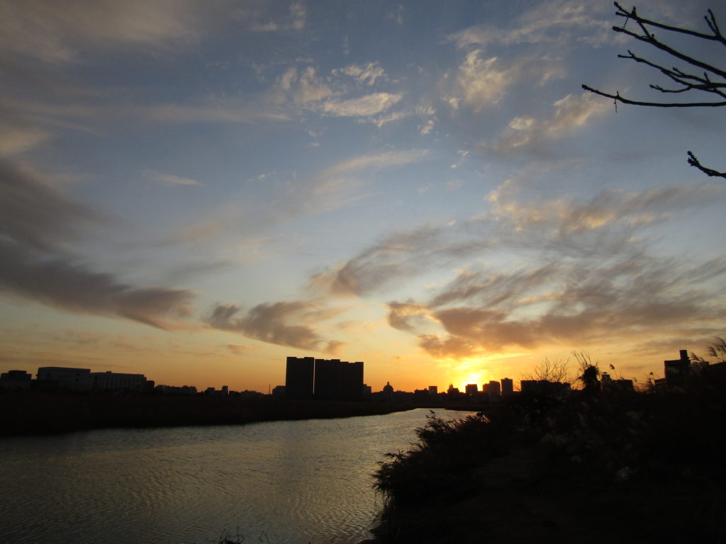 大田区南六郷の多摩川河川敷から見た夕日です。