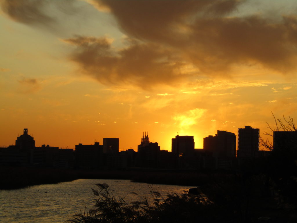 大田区南六郷の多摩川河川敷から見た夕日です。