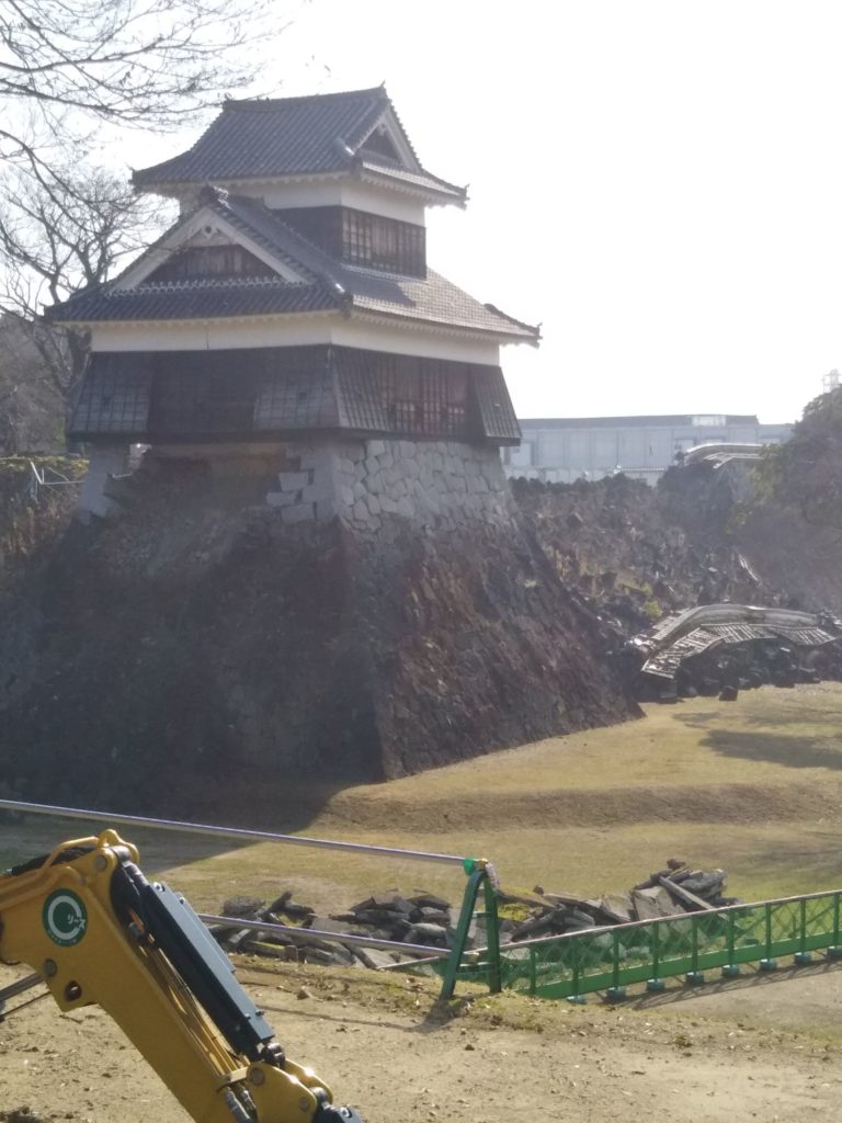 熊本城の櫓です。塀が崩落しています。