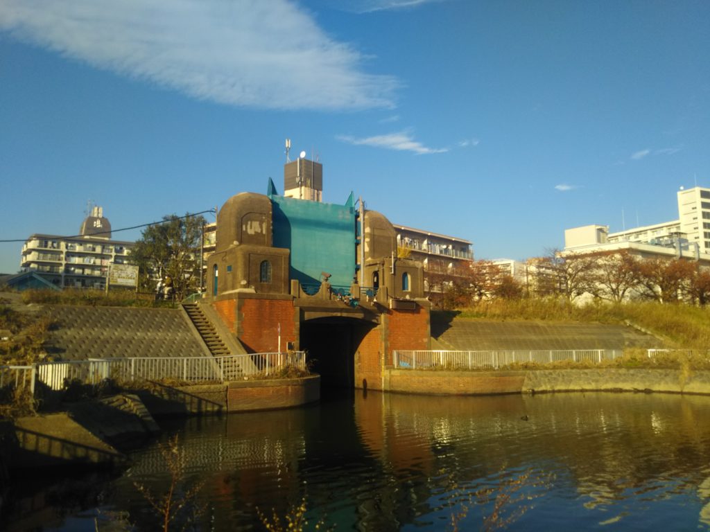 大田区南六郷の多摩川にある六郷水門です。