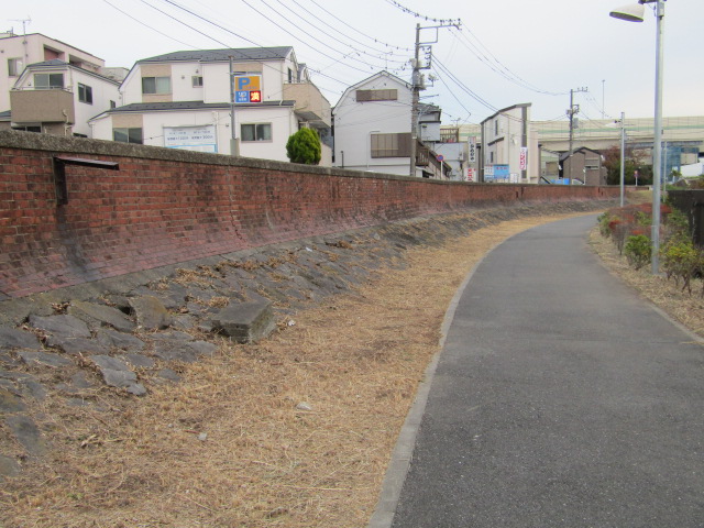 大田区羽田の水門近くの赤れんがの堤防です。