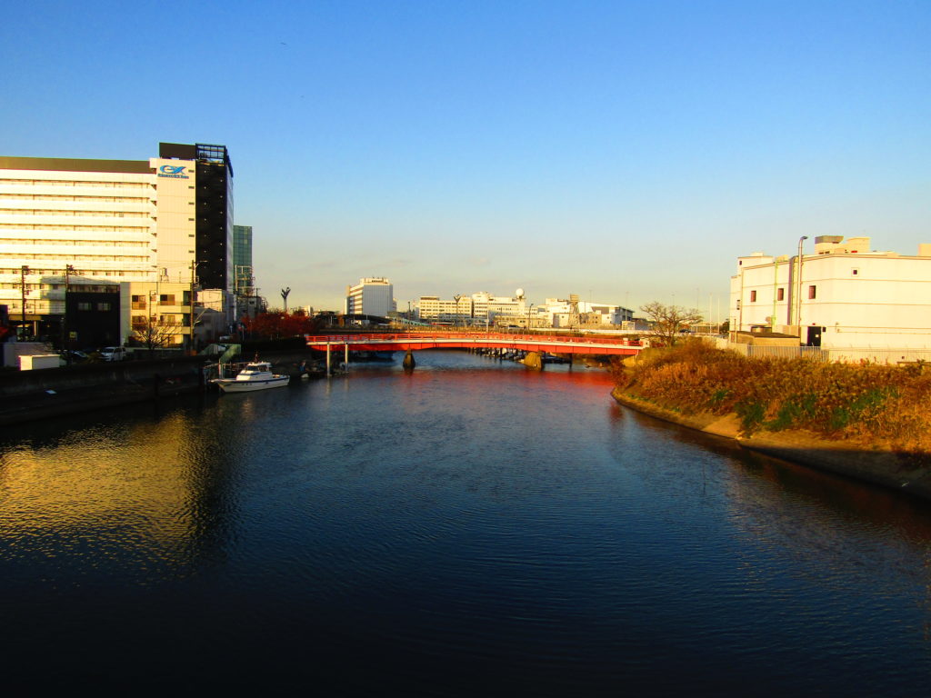 大田区羽田の海老取川の風景です。