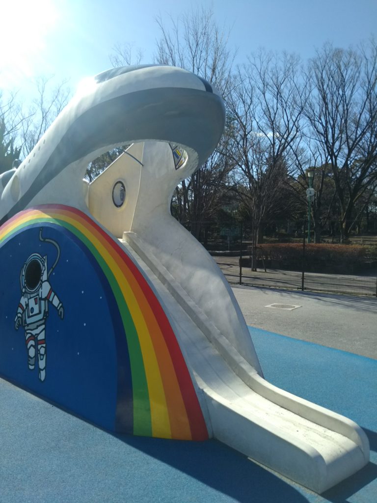 萩中公園のガラクタ公園のスペースシャトルの遊具です。