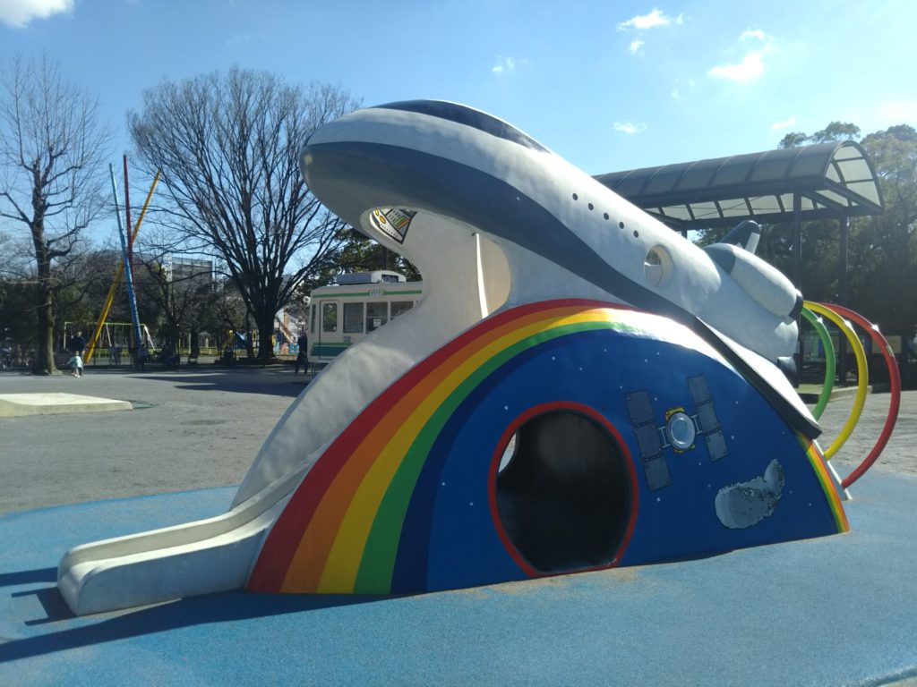 萩中公園のスペースシャトルの遊具です。