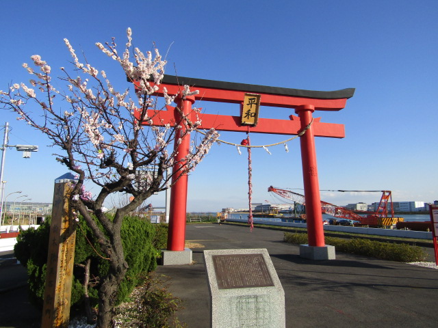 羽田空港の入り口の弁天橋の鳥居です。