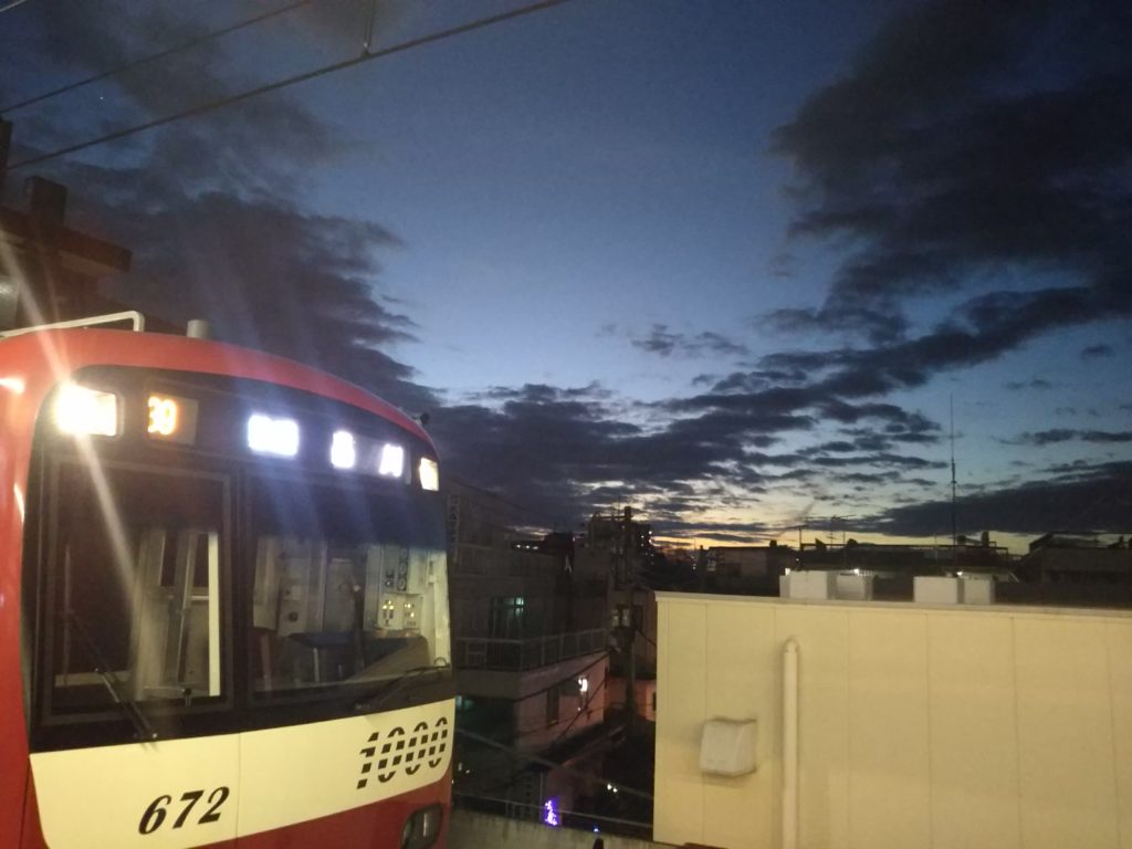 京浜急行と夕暮れの空です。