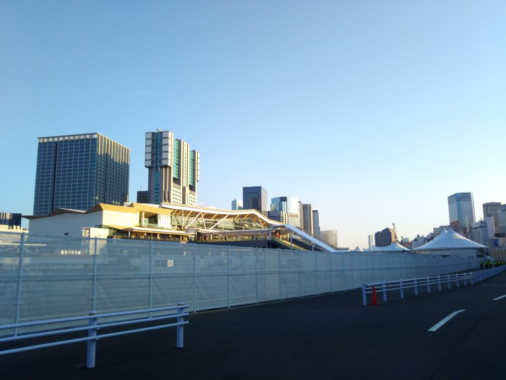 第一京浜から高輪ゲートウェイに向かって歩くところです。