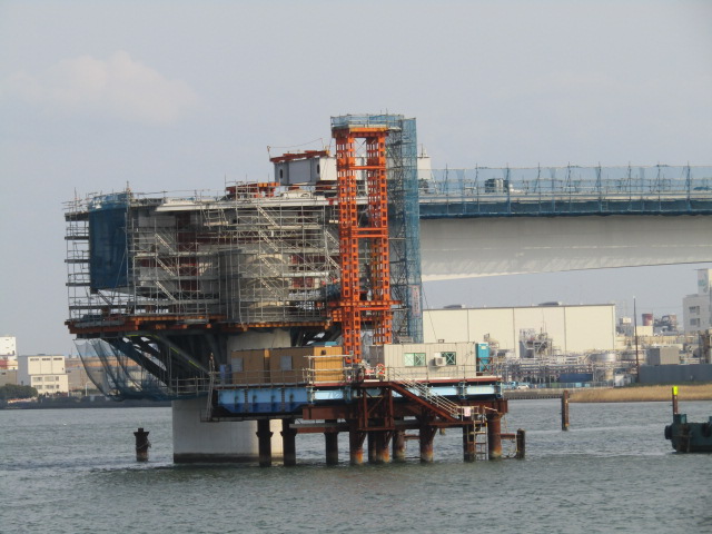 羽田空港と川崎を結ぶ橋の建設現場です。