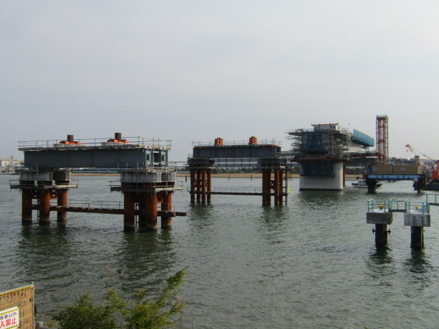 羽田空港と川崎を結ぶ橋の橋げたです。