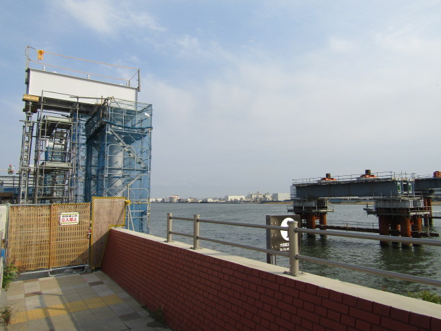 羽田空港と川崎を結ぶ橋の羽田空港側の連結地点です。