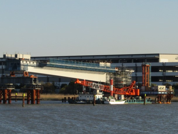 羽田空港と川崎を結ぶ橋の川崎側です。